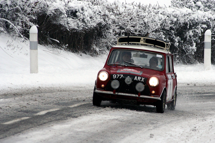 La Morris Mini Cooper de Peter Baker et Willy Cave en 2006 sur les routes enneigées de Haute-Loire