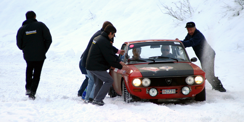 Cette Lancia Fulvia est bien sur la route. C’est juste qu’il y a un peu trop de neige